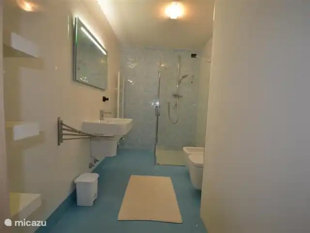 Villa Borgo Venzago | Italie, Lac de Garde, Desenzano del Garda - villa Salle de bain appartenant à la chambre au sous-sol avec douche spacieuse, lavabo, bidet et toilette.