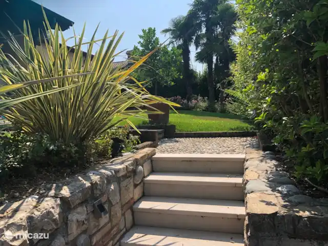 Villa Borgo Venzago | Italie, Lac de Garde, Desenzano del Garda - villa Accès au jardin depuis l'entrée.