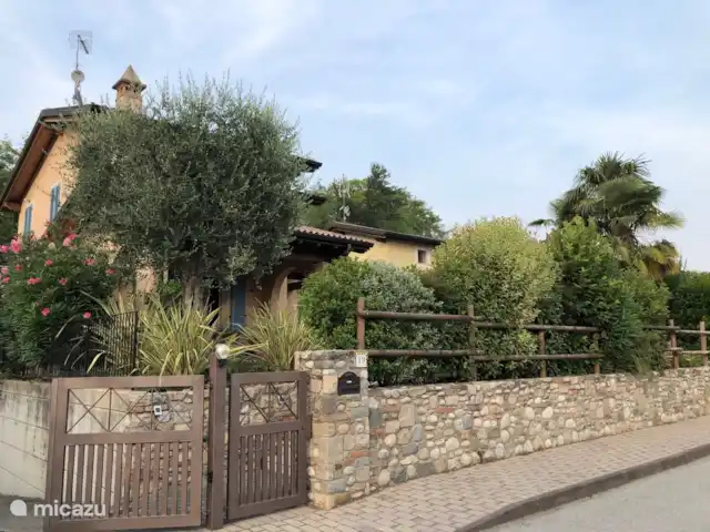 Villa Borgo Venzago | Italie, Lac de Garde, Desenzano del Garda - villa La villa est un peu plus haut dans la rue