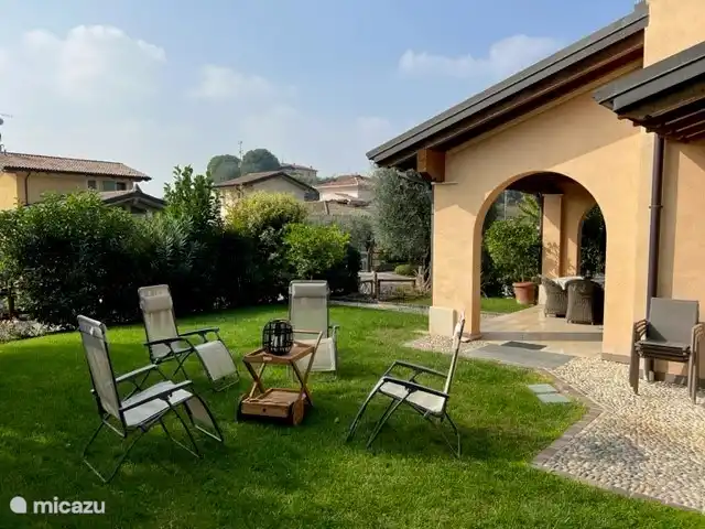 Vor der Haustür ist man im Winter wunderbar geschützt in der frühen Sonne