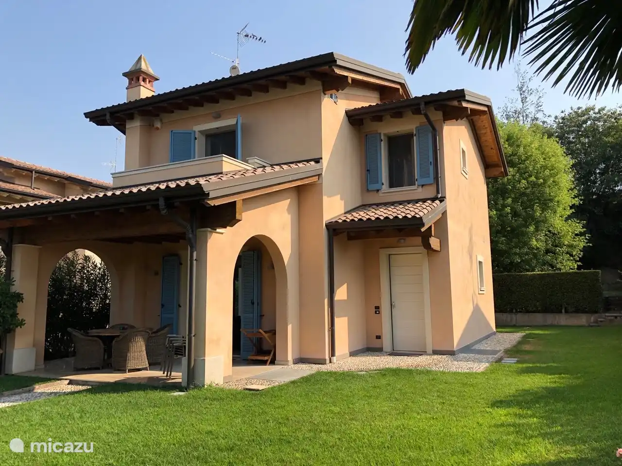 Viel Platz für Kinder zum Spielen auf der Wiese.