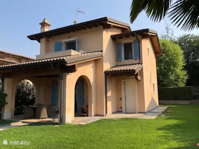 Villa Borgo Venzago | Italie, Lac de Garde, Desenzano del Garda - villa Beaucoup d'espace pour que les enfants puissent jouer sur la pelouse.