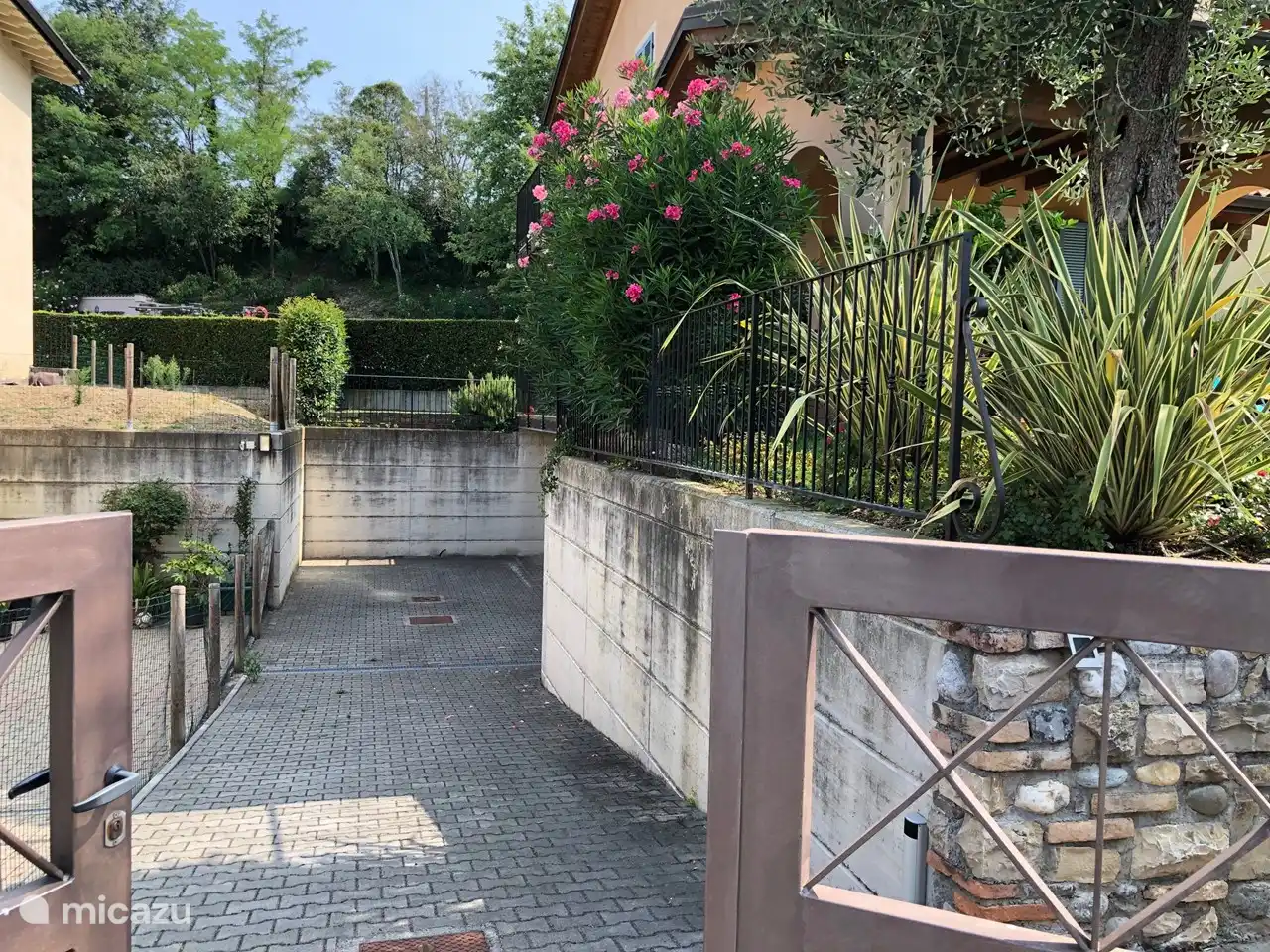 Sie parken Ihr Auto in Ihrer eigenen Einfahrt.