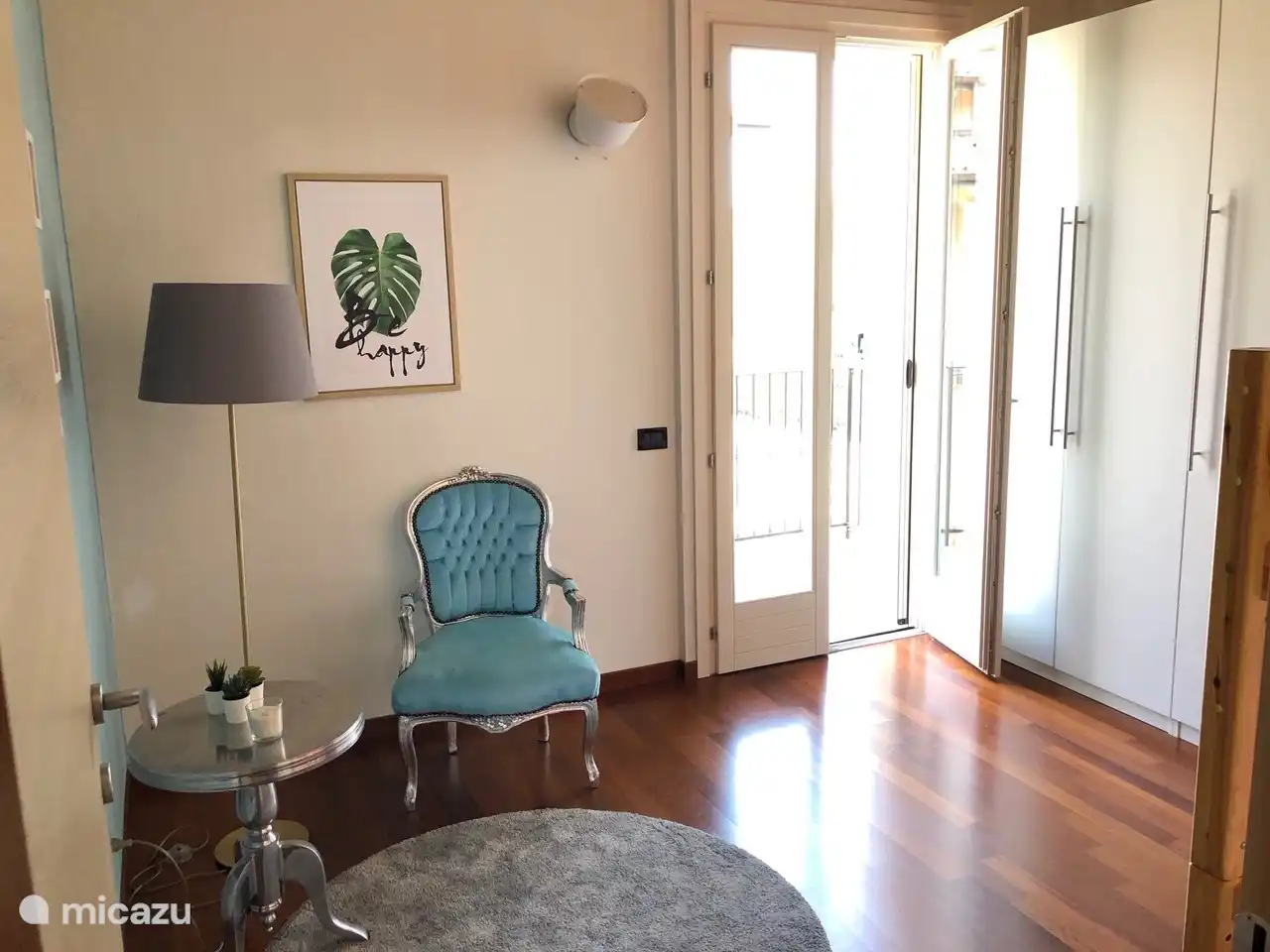 Schlafzimmer im 1. Stock mit Etagenbett und Platz für ein Babybett.