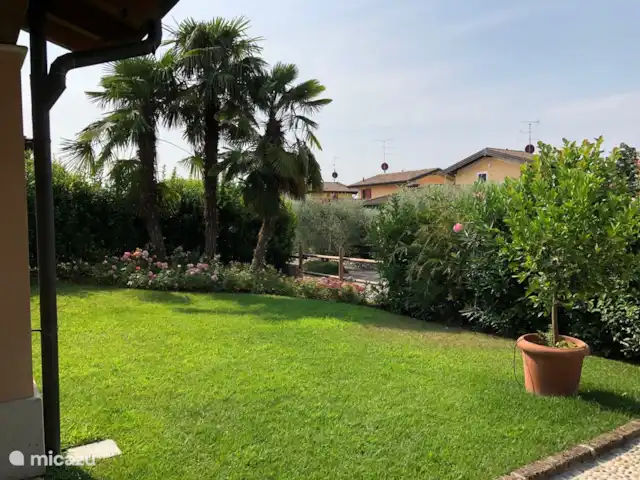 Villa Borgo Venzago | Italie, Lac de Garde, Desenzano del Garda - villa Jardin de devant avec gazon pour jouer et belle végétation.
