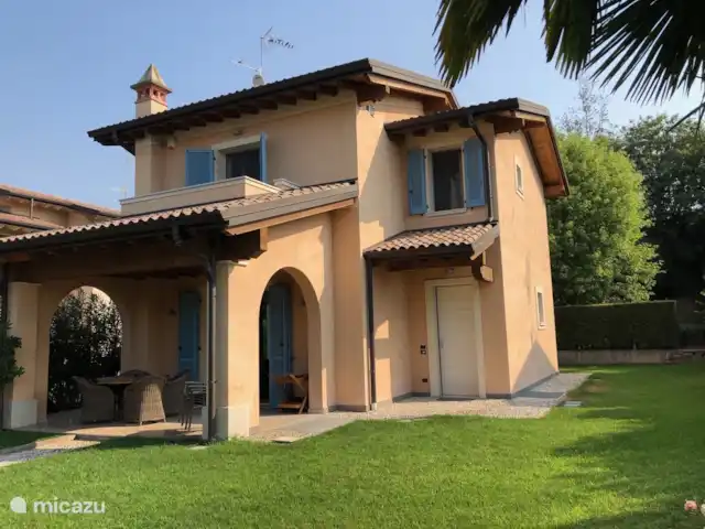Villa Borgo Venzago | Italie, Lac de Garde, Desenzano del Garda - villa Façade avec jardin et terrasse couverte.