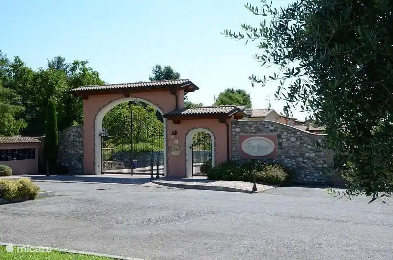 Der Weiler ist komplett eingezäunt und durch ein großes Tor zugänglich.