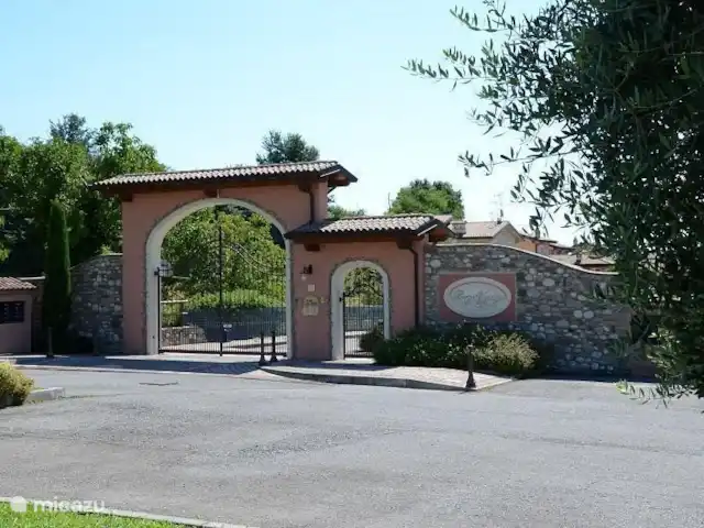 Villa Borgo Venzago | Italie, Lac de Garde, Desenzano del Garda - villa Le hameau est entièrement clos et accessible par un grand portail principal.