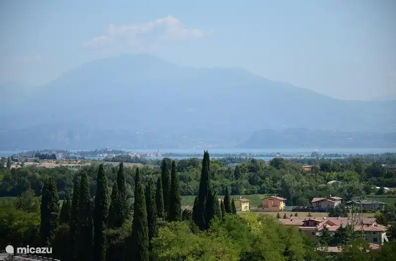 Blick auf den Gardasee, 4 km entfernt, direkt vor dem Zaun des Borgo.