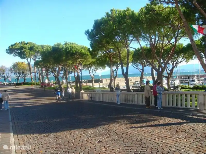 Die Hauptstraße entlang des Sees in Desenzano.