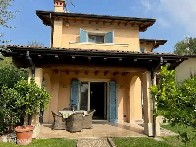 Überdachte Terrasse an der Vorderseite, ideal, um den Tag mit Ihrem Kaffee zu beginnen!