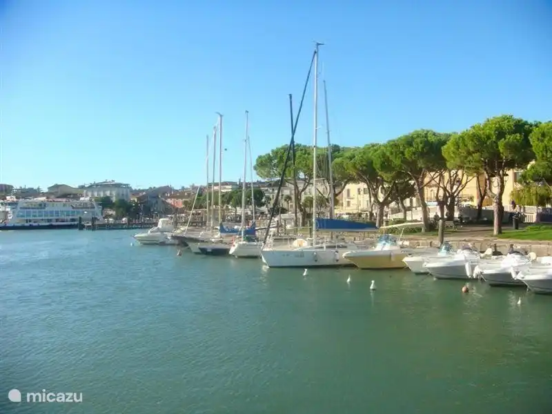 Der Hafen von Desenzano. Um mehr auf eine andere Art zu lernen, zu wissen, können Sie ein Boot für einen halben Tag oder einen Tag zu mieten.
