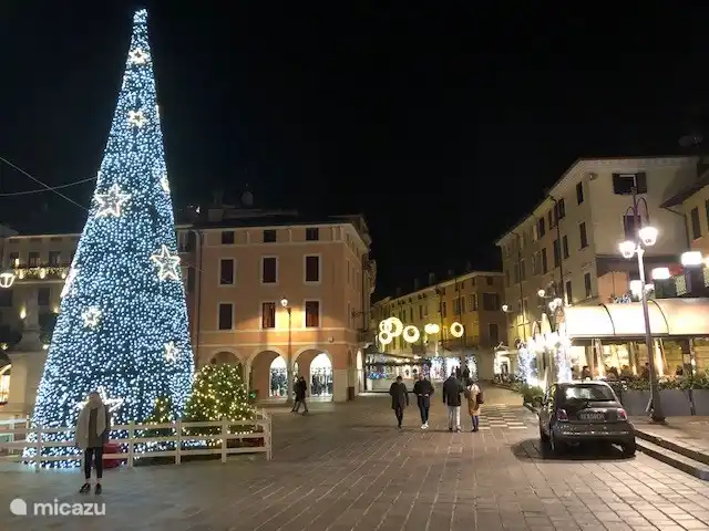 Desenzano ist im Winter attraktiv dekoriert.