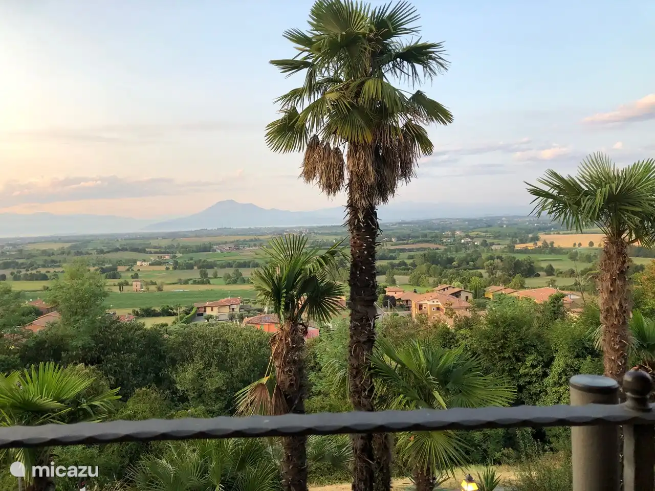 Blick von der Terrasse einer Pizzeria im nahegelegenen Solferino.