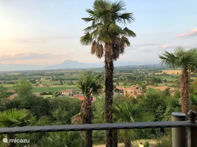 Villa Borgo Venzago | Italie, Lac de Garde, Desenzano del Garda - villa Vue depuis la terrasse d'une pizzeria à proximité de Solférino.