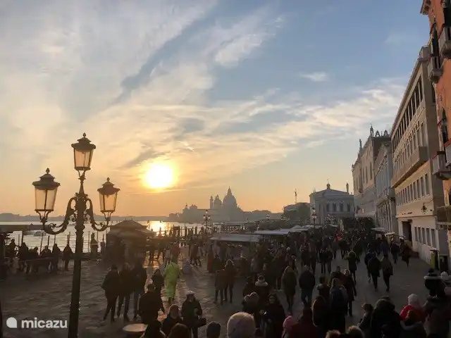 Schöne Himmel im Winter in Venedig.