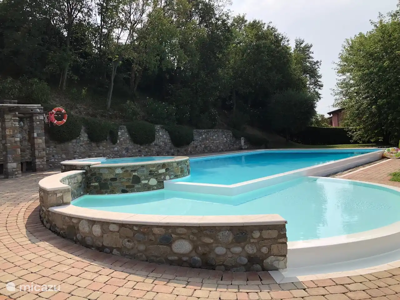 Schwimmbad mit einer Tiefe von 1,40 Kinderbecken und Jacuzzi.