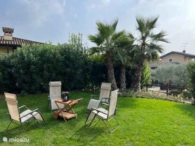 Villa Borgo Venzago | Italie, Lac de Garde, Desenzano del Garda - villa Le jardin offre de l'ombre et du soleil toute la journée. Choisissez votre propre endroit à côté des palmiers. Vous pourrez vous détendre dans les chaises réglables !
