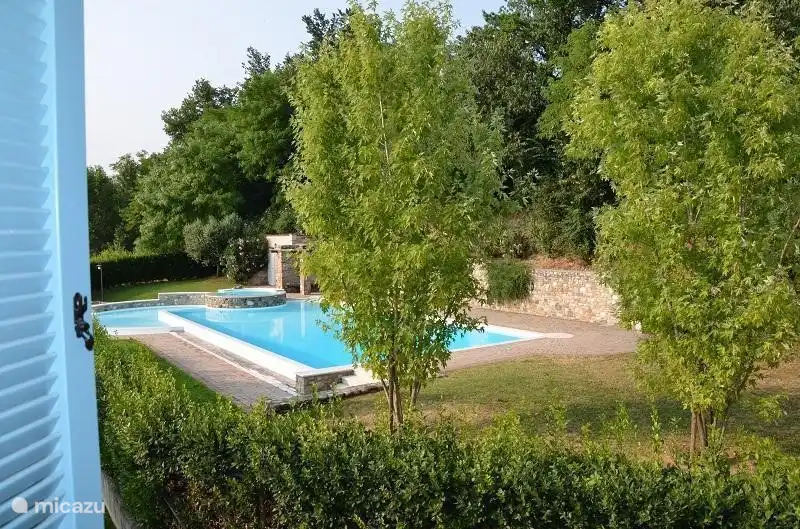 Vom Schlafzimmer aus haben Sie einen Blick auf den Pool.