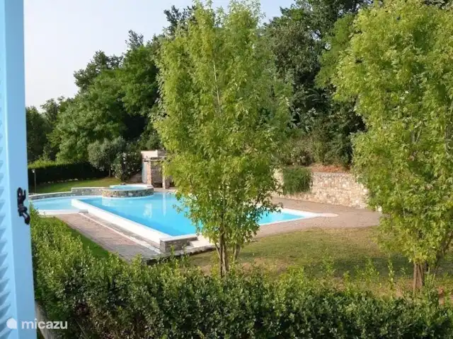Villa Borgo Venzago | Italie, Lac de Garde, Desenzano del Garda - villa D'une chambre à l'arrière vous avez une vue directe sur la piscine.