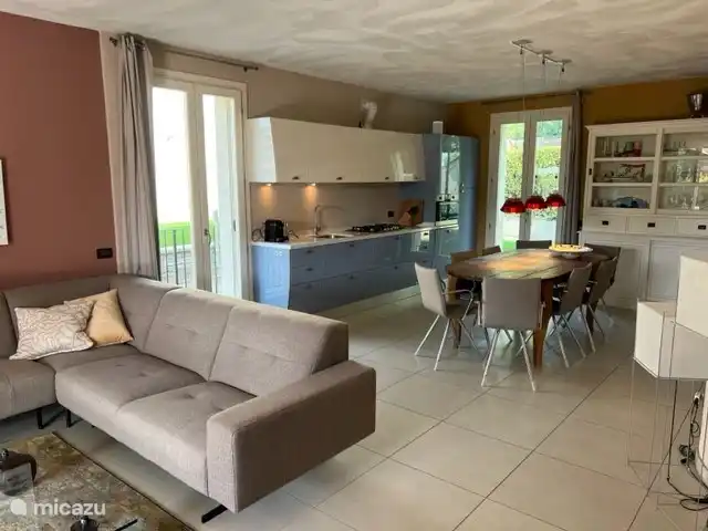 Die Küche ist voll ausgestattet, Geschirrspüler, Gefrierschrank, Kombibackofen und voll ausgestattete Schränke für 8 Personen.