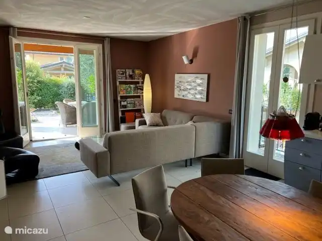 Wohnzimmer mit großem Ecksofa für kühle Wintertage.