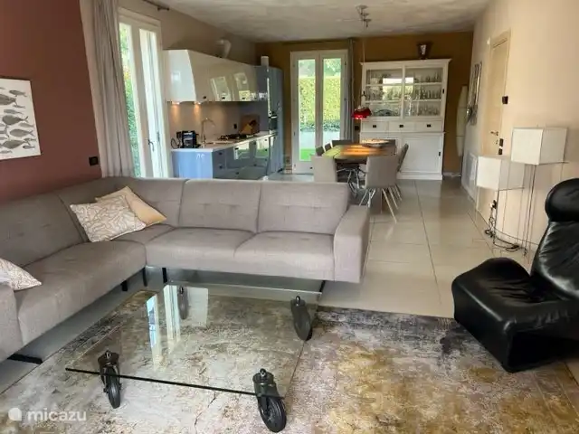 Wohnzimmer mit Essbereich in der Küche.