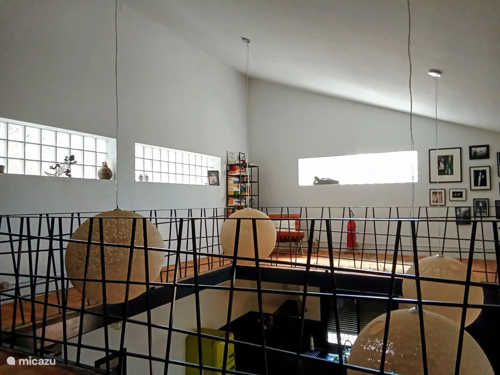 Entreplanta con librería y asiento