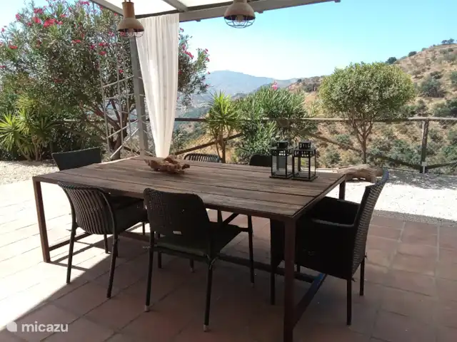 Villa de vacances de luxe, Finca Nirvana | Espagne, Andalousie, Colmenar - maison de vacances Table de salon d’extérieur.