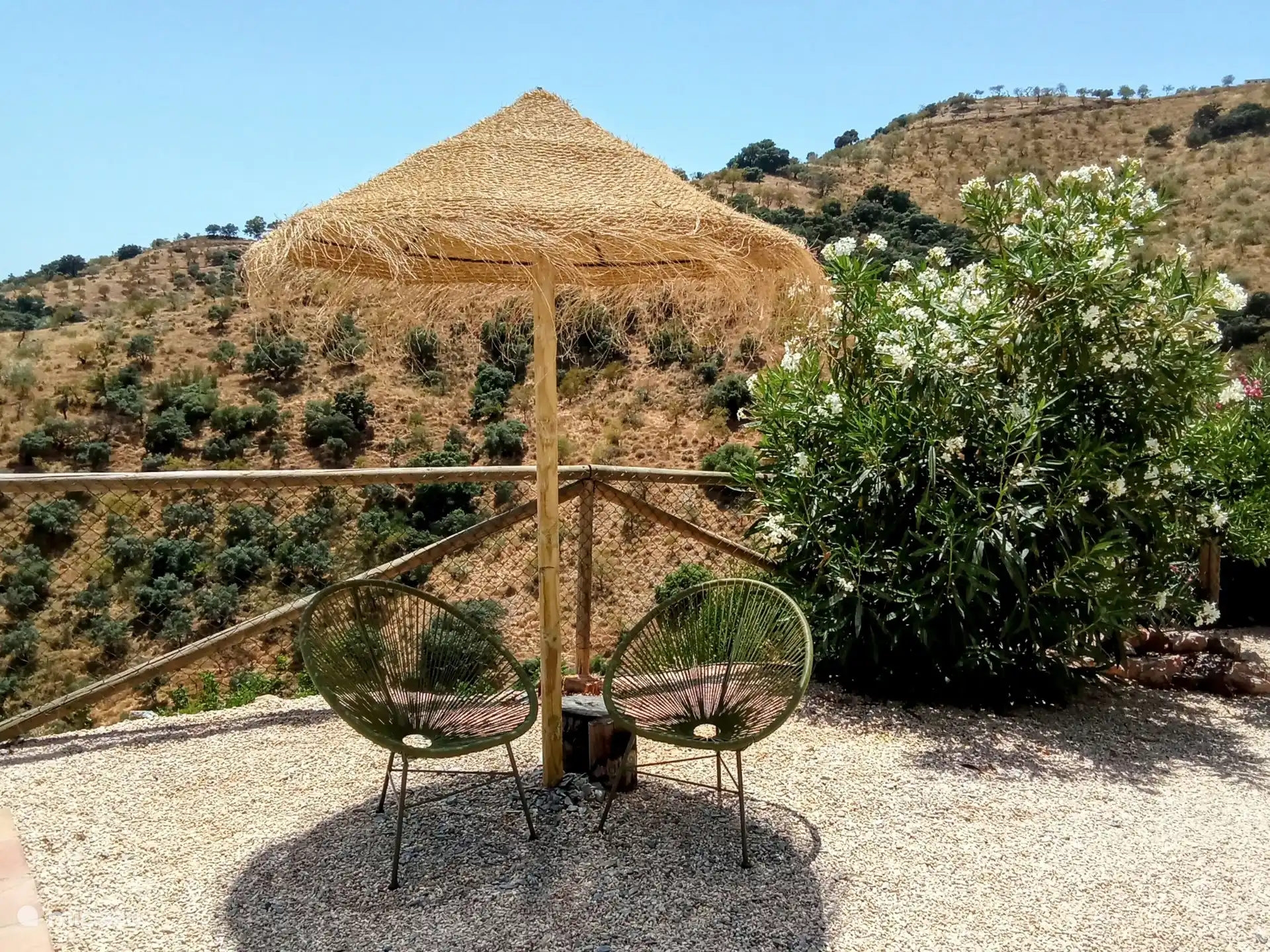 Zona de estar adicional junto a la piscina