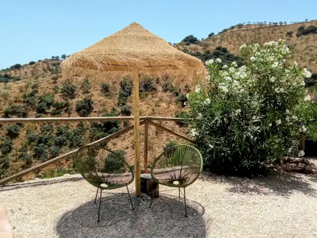 Villa de vacances de luxe, Finca Nirvana | Espagne, Andalousie, Colmenar - maison de vacances Coin salon supplémentaire au bord de la piscine