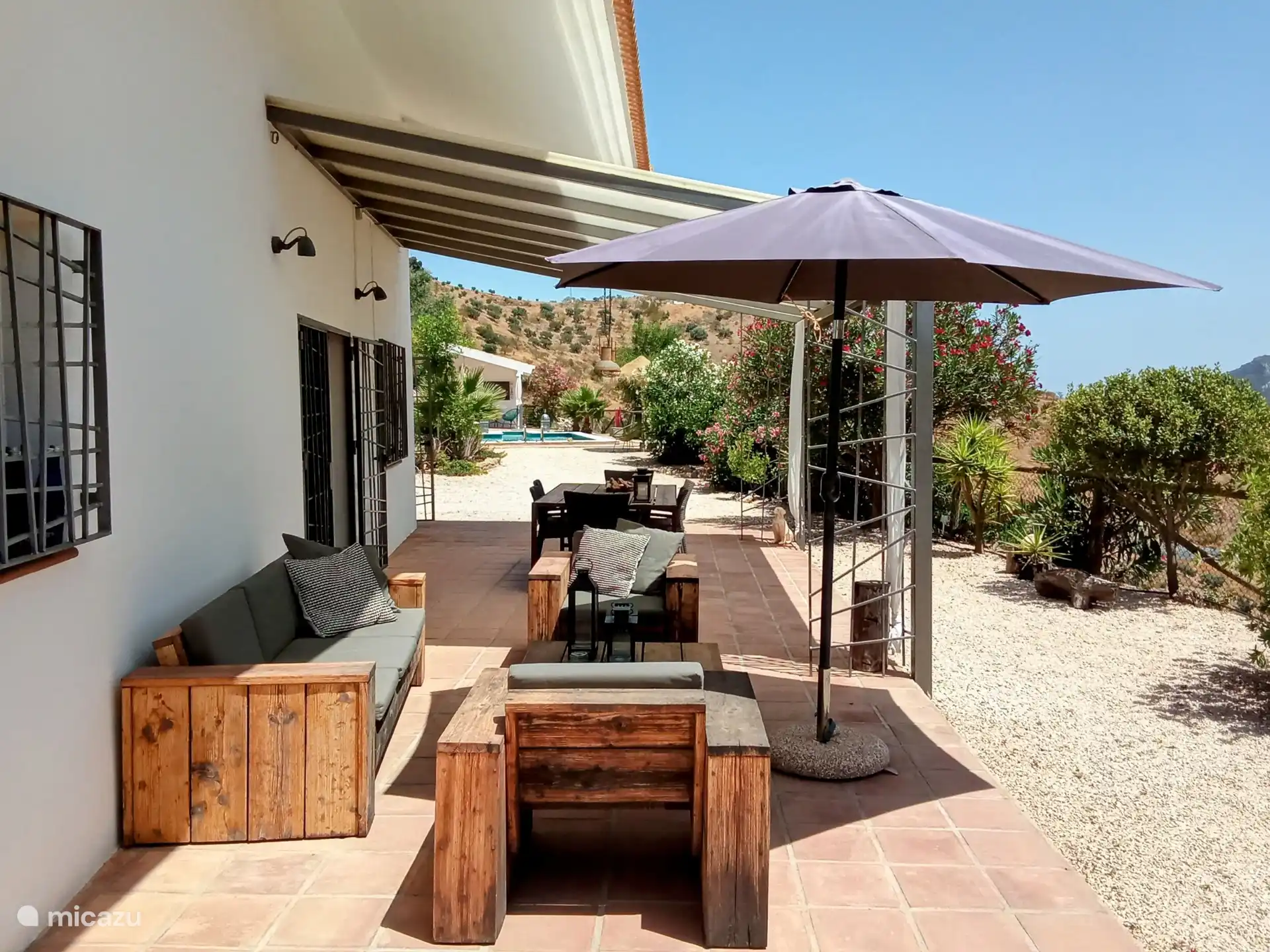 Bonita terraza con mesa de comedor y sofá lounge