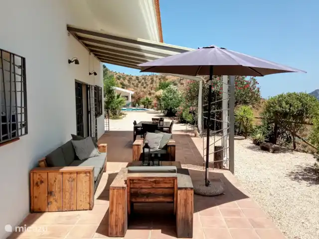 Villa de vacances de luxe, Finca Nirvana | Espagne, Andalousie, Colmenar - maison de vacances Belle terrasse avec table à manger et canapé de salon