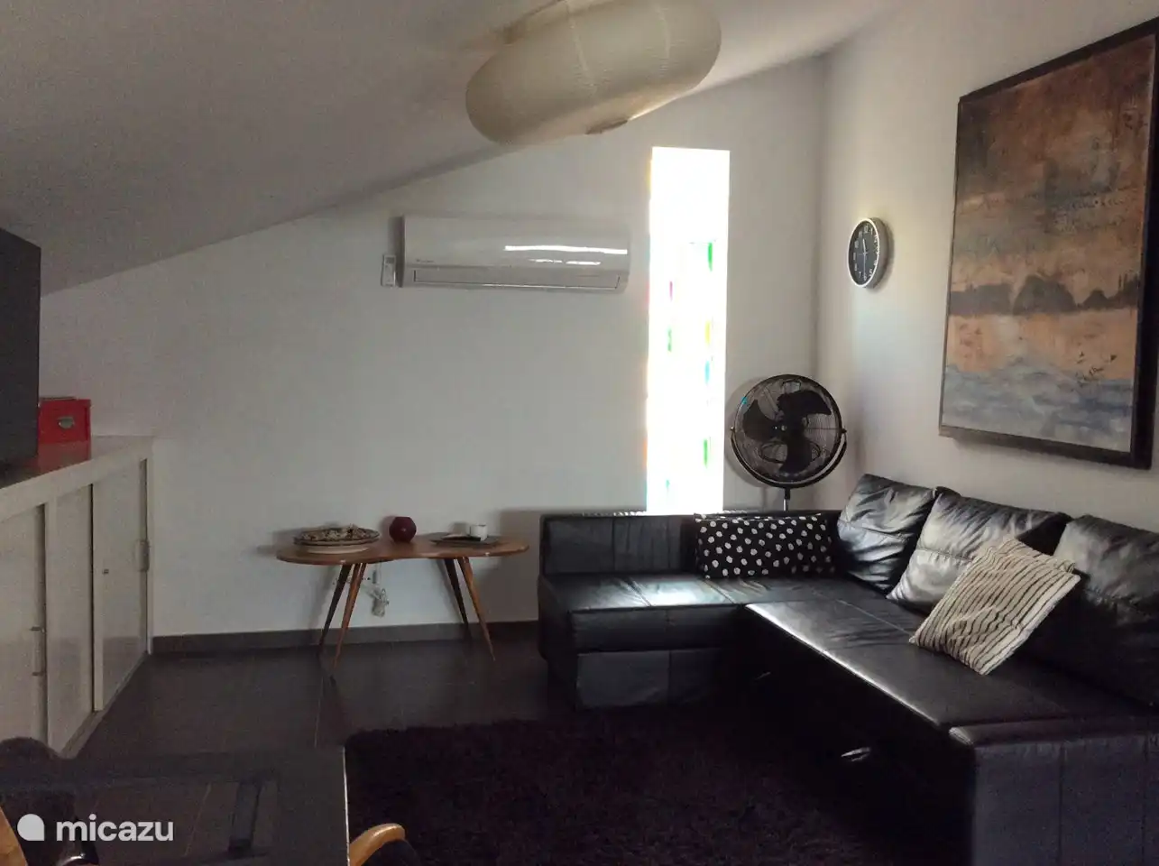 Entresol con aire acondicionado con sofá cama y Nano TV