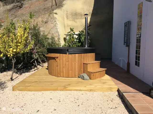 Villa de vacances de luxe, Finca Nirvana | Espagne, Andalousie, Colmenar - maison de vacances Bain à remous au feu de bois avec Jet & Bubble