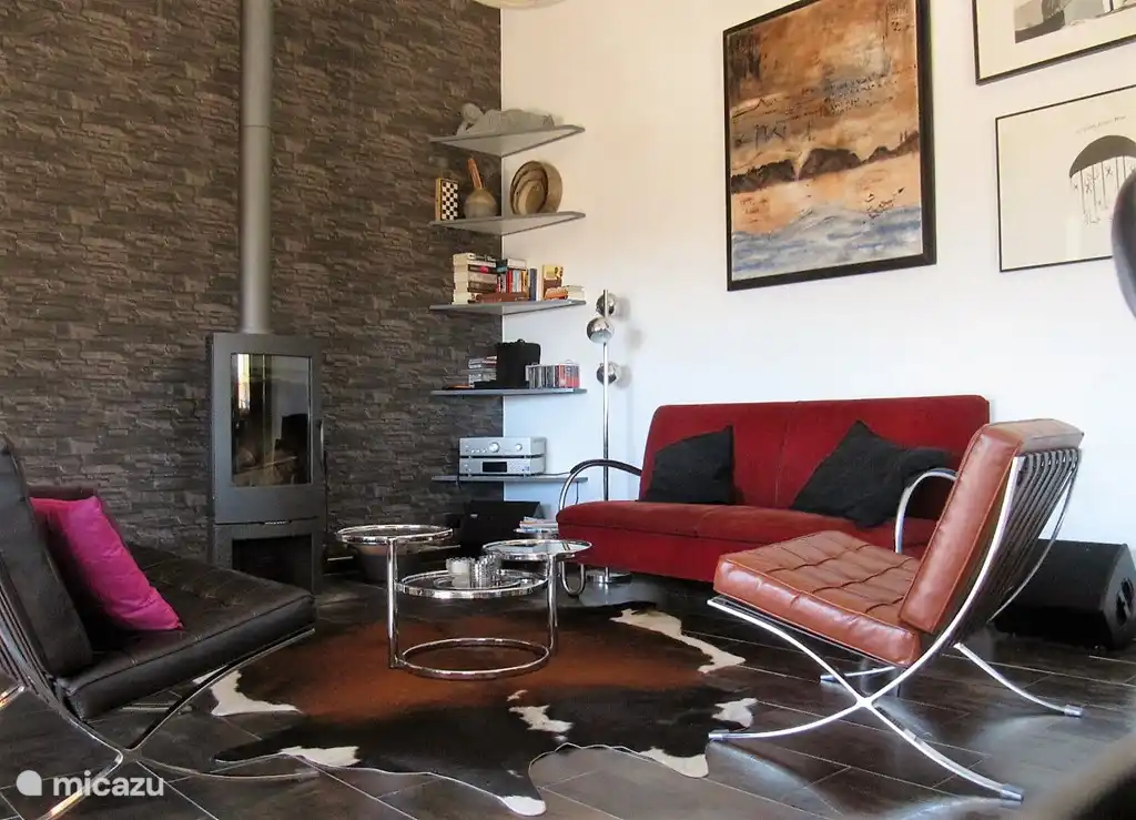 La sala de estar está atractivamente amueblada con hermosos muebles de diseño.