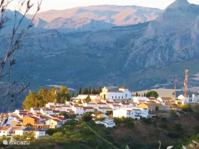 Villa de vacances de luxe, Finca Nirvana | Espagne, Andalousie, Colmenar - maison de vacances Un village rural convivial et typique. Et c’est merveilleux de vivre. Colmenar, également connue comme la capitale des Montes de Malaga, est située dans la région de La Axarquia à 694 mètres au-dessus du niveau de la mer. Les limites municipales nord et sud sont déterminées par les collines de La Axarquia et des Montes.