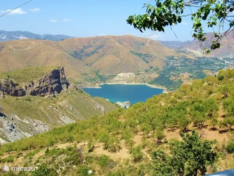 Por ejemplo, para evitar las aglomeraciones en la costa, podrías planificar un día para ir al embalse de Viñuela. Debe su nombre al pueblo del mismo nombre, La Viñuela, situado en plena Axarquía. Se encuentra a unos 10 km de Vélez-Málaga ya 50 km de Málaga.