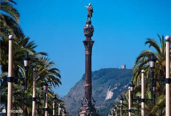 Málaga es la segunda ciudad más grande de Andalucía y un maravilloso centro comercial con muchas terrazas. La ciudad está ubicada en el mar Mediterráneo y tiene un clima de verano mediterráneo, pero no se ve afectada por el calor extremo. Hay inviernos muy suaves con temperaturas que rondan los 20 grados