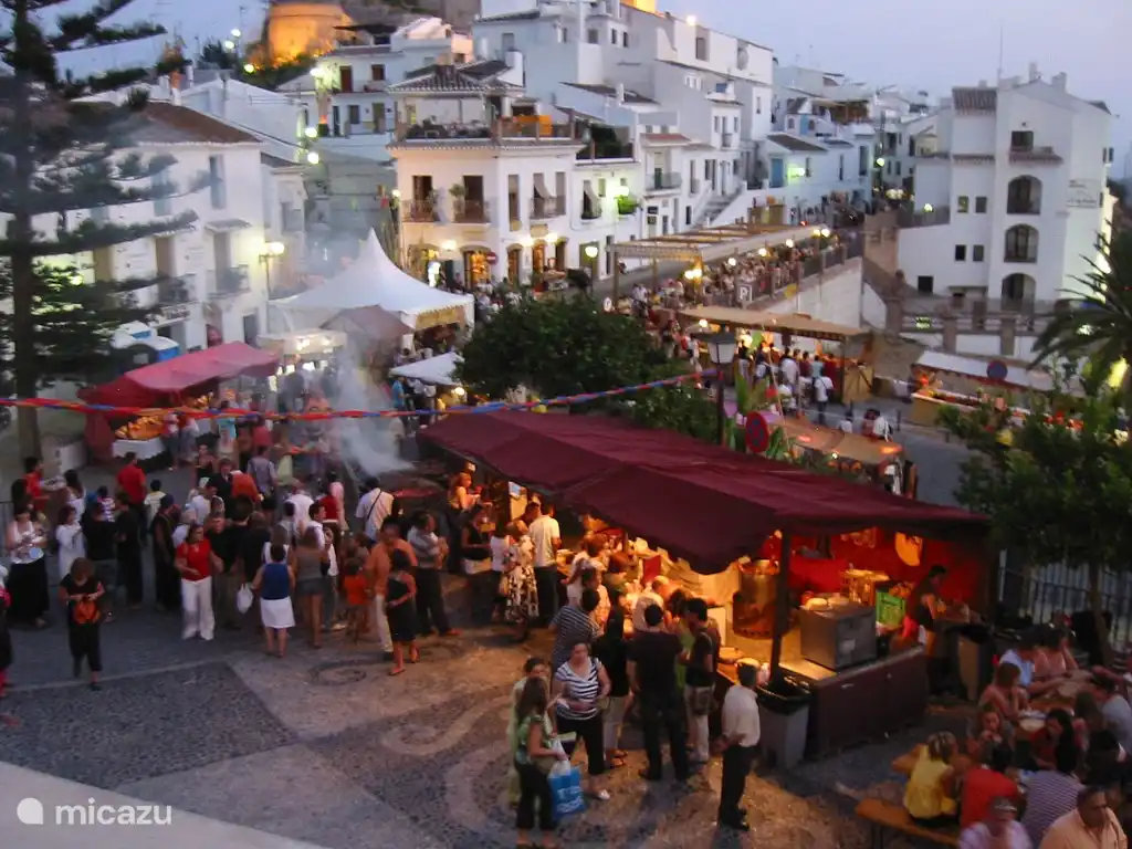 En el mes de agosto hay muchas fiestas en Andalucía. Es en el precioso pueblo de Frigiliana donde se celebra el Festival de tres(3)culturas (cristianos, moros y judíos).
Las pequeñas calles están coloreadas por los muchos visitantes donde se comen deliciosas tapas y se escucha mucha música.