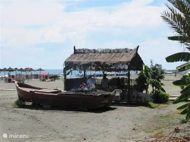Una imagen típica de las playas de la Costa del Sol son las barcas de pescadores asando las brochetas de sardinas. olores agradables y un sabroso refrigerio en el medio