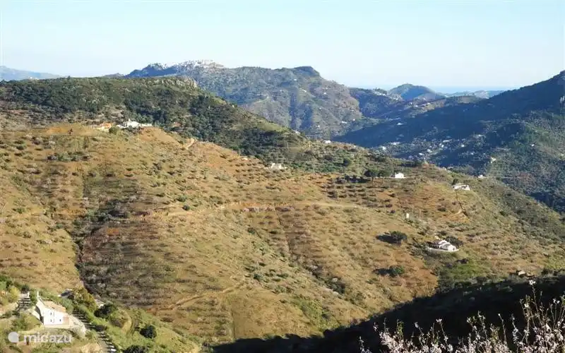 Esta es una foto única que captura tanto la casa (abajo a la izquierda) como el mar (detrás de las montañas) y el pueblo de montaña de Comares en una sola foto.