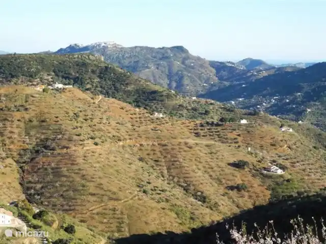 Villa de vacances de luxe, Finca Nirvana | Espagne, Andalousie, Colmenar - maison de vacances Il s'agit d'une photo unique qui capture à la fois la maison (en bas à gauche) et la mer (derrière les montagnes) et le village de montagne de Comares en une seule photo