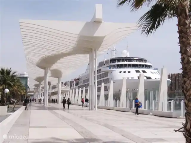 Villa de vacances de luxe, Finca Nirvana | Espagne, Andalousie, Colmenar - maison de vacances Récemment, Malaga a un port spécial 'Muelle Uno' avec une promenade commerçante où les bateaux de croisière du monde entier mouillent