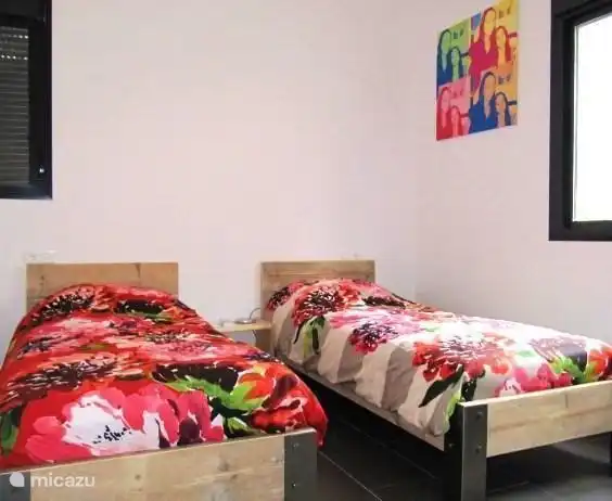 En la 1ª planta hay un dormitorio con 2 camas individuales y un amplio armario. Esta habitación está equipada con aire acondicionado para refrigeración o calefacción.
Las camas se pueden juntar. Las camas tienen medidas holandesas 80/200 cm