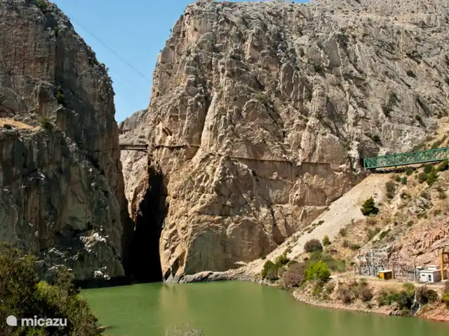 Villa de vacances de luxe, Finca Nirvana | Espagne, Andalousie, Colmenar - maison de vacances Zone de promenade El Caminito del Rey. Les sentiers ont été restaurés et accessibles aux randonneurs depuis juin 2015. Il y a beaucoup d'intérêt pour ce domaine particulier et il est conseillé de réserver longtemps à l'avance. Sur Facebook de Finca Nirvana, il y a de belles vidéos à ce sujet