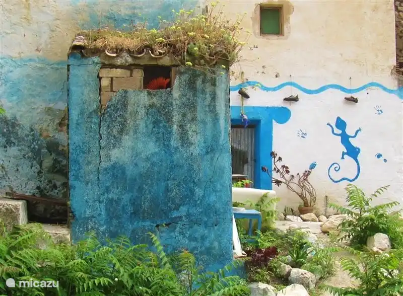 Justo en el pueblo de 'El Caminito del Rey' donde todavía viven muchos tipos 'Hippie'