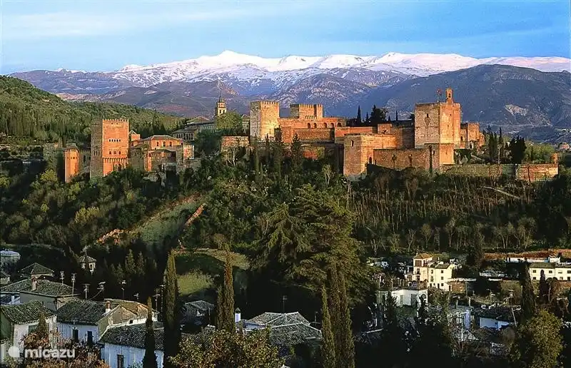 La Alhambra de Granada donde, además del sol, puedes esquiar a pocos kilómetros en Sierra Nevada