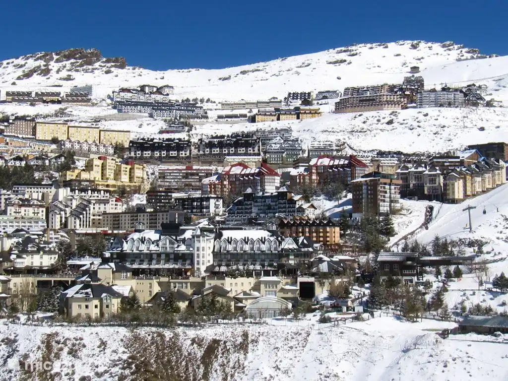 Febrero en Sierra Nevada. Hermosa y acogedora zona de esquí.