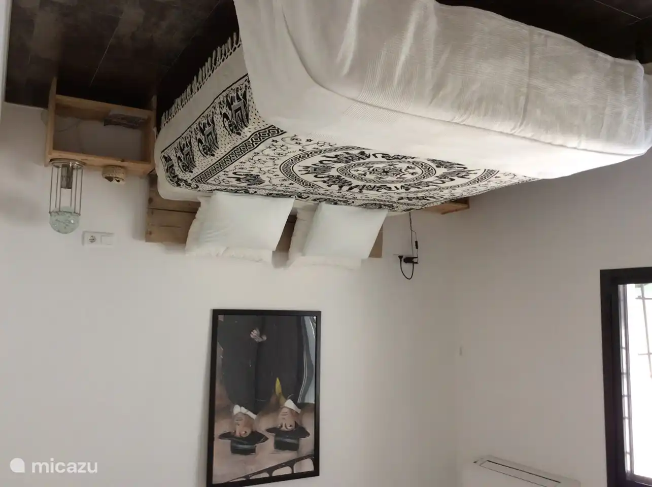Dormitorio en planta baja con cama doble